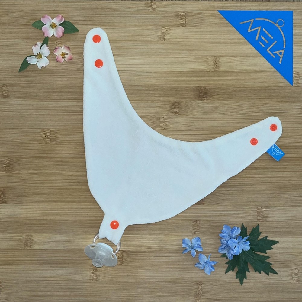 Latz mit Nuggi von MELA Handwerk