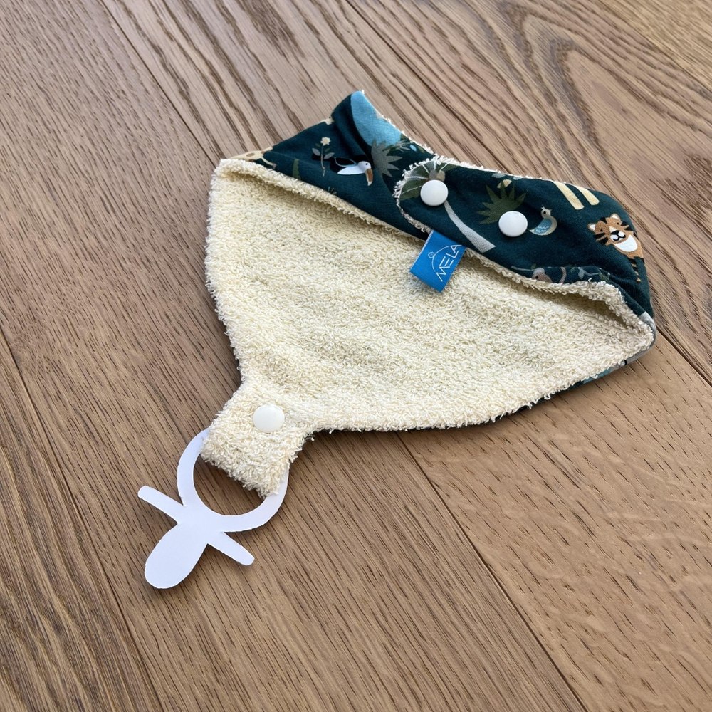 Latz mit Nuggi von MELA Handwerk