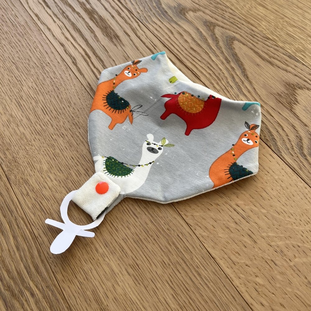 Latz mit Nuggi von MELA Handwerk