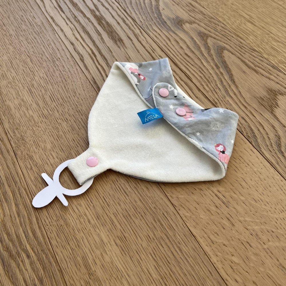 Latz mit Nuggi von MELA Handwerk